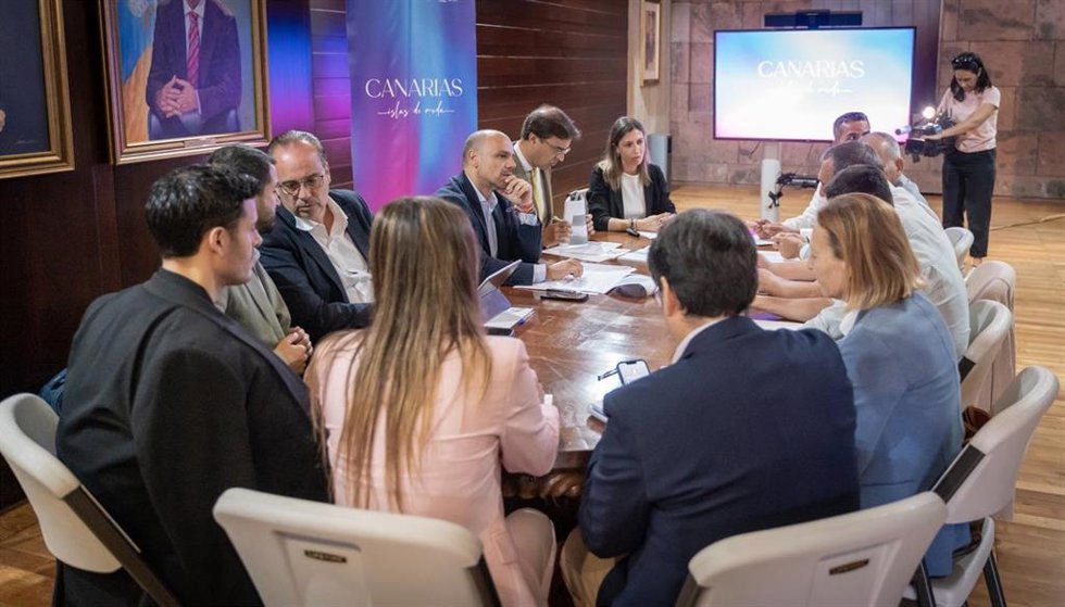 Reunión entre representantes de Proexca y los cabildos para ultimar el lanzamiento de la marca 'Canarias Islas de Moda'