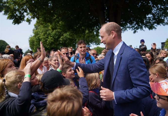 Archivo - 29 June 2023, United Kingdom, Norwich: William, Prince of Wales, with school children as he attends the Royal Norfolk Show at the Norfolk Showground in Norwich. Photo: Joe Giddens/PA Wire/dpa