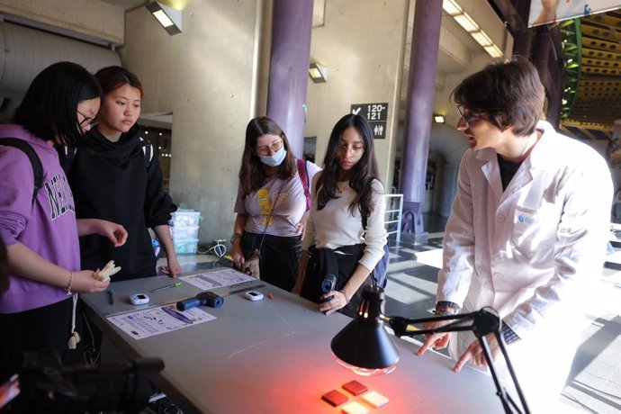 Estudiants de secundària en la jornada científica STEAM Anella