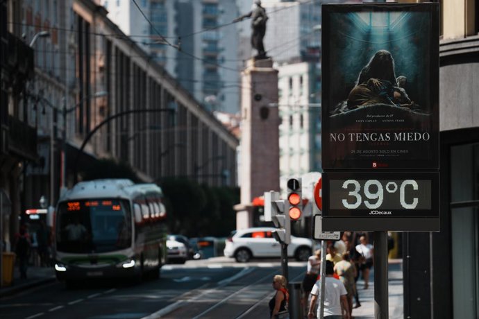 Archivo - Un termómetro indica una temperatura de 39C durante la cuarta ola de calor del verano, a 23 de agosto de 2023, en Bilbao, Vizcaya, País Vasco (España). 