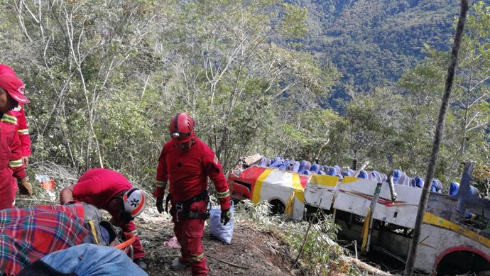 Archivo - Imagen de archivo de trabajadores de emergencia de Bolivia atendiendo un accidente de autobús