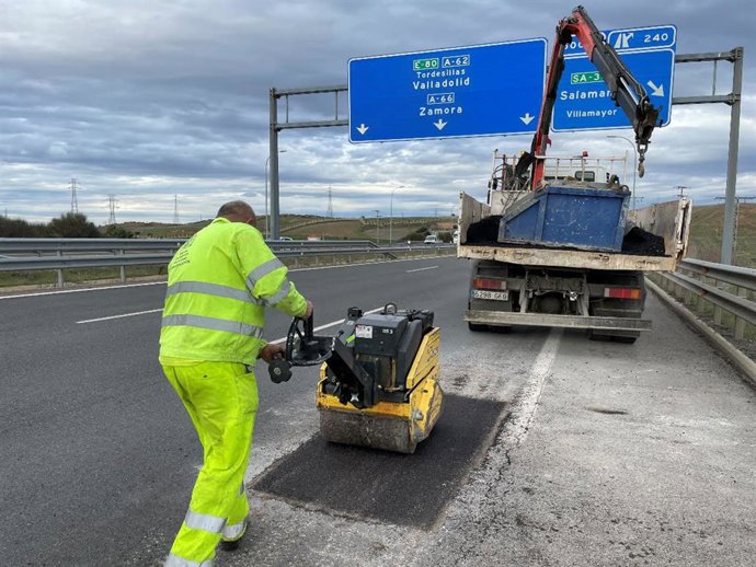 Trabajos de conservación en una carretera estatal en la provincia de Salamanca