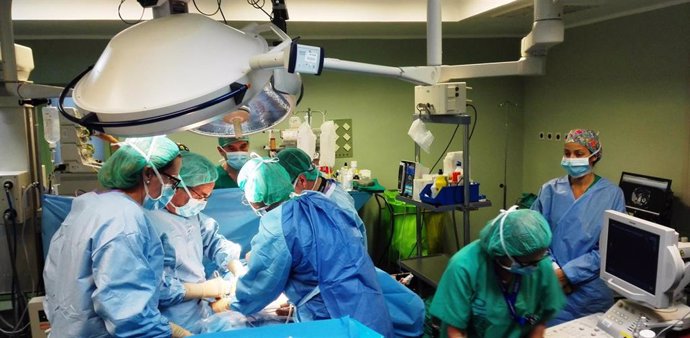 Archivo - Intervención quirúrgica realizada en un hospital de Canarias