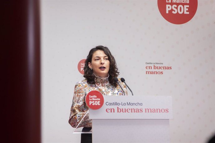 La diputada del grupo socialista en las Cortes regionales, Paloma Jiménez, en rueda de prensa.