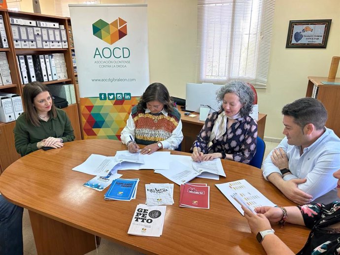 La delegada de Justicia, Administración Local y Función Pública en Huelva, Carmen Céspedes, y la presidenta de la Asociación Olontense contra la Droga (AOCD), María Rodríguez, durante la firma del convenio.