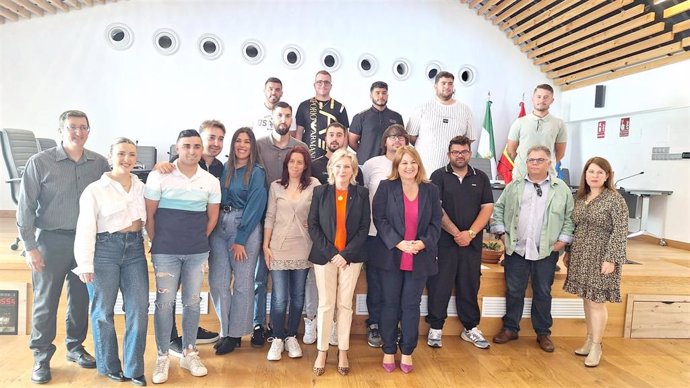La delegada de Empleo mantiene un encuentro con las personas que han participado en el proyecto `Matilde Ucelay de Algarrobo