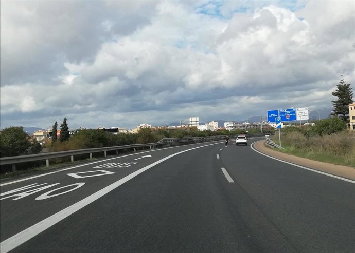 Archivo - Carril Bus-VAO en la Ma-19.