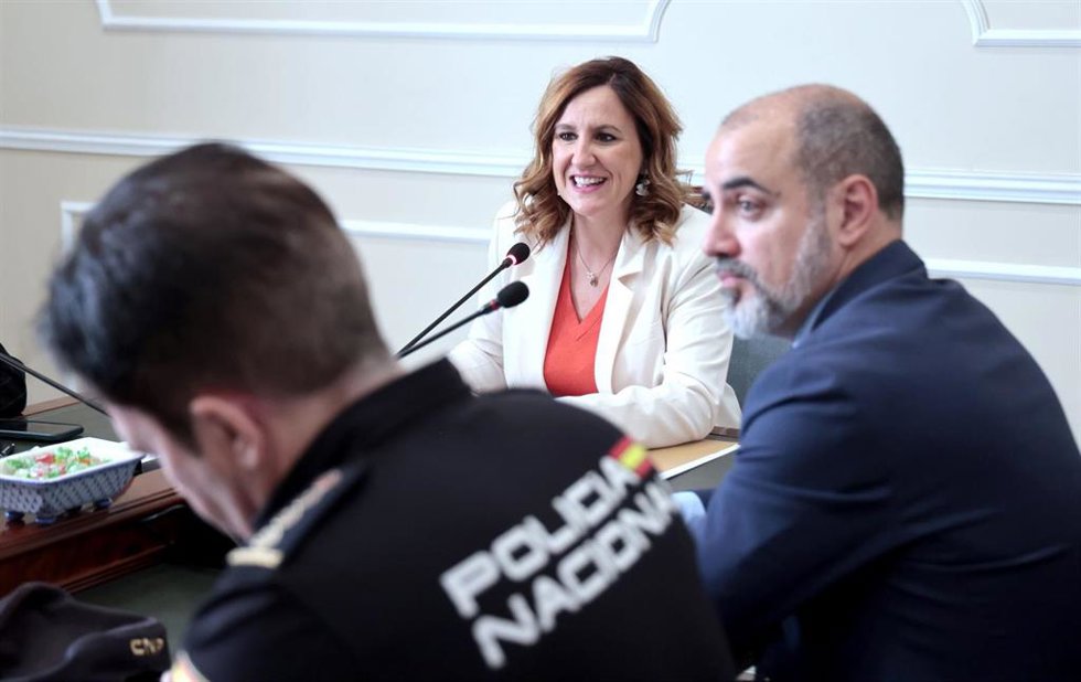 La alcaldesa de Valncia, María José Catalá, y el subdelegado del Gobierno en Valencia, José Rodríguez Jurado, durante la Junta Local de Seguridad postfallas celebrada en el Ayuntamiento de la capital valenciana.