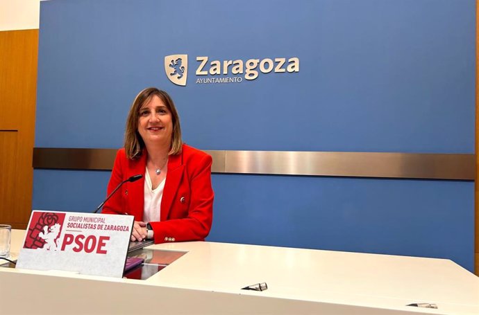 La portavoz del grupo municipal del PSOE en el Ayuntamiento de Zaragoza, Lola Ranera, en rueda de prensa