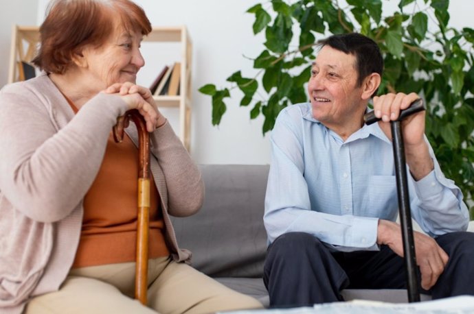 Dos personas de avanzada edad conversando