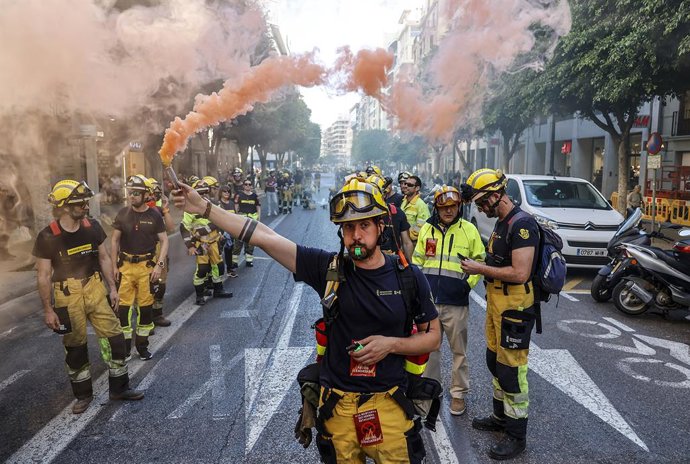 Bombers forestals de la Generalitat valenciana durant una manifestació contra les retallades
