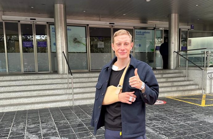 El ciclista danés Jonas Vingegaard (Team Visma | Lease a Bike) abandona el hospital de Euskadi en el que fue ingresado tras su caída en la Itzulia