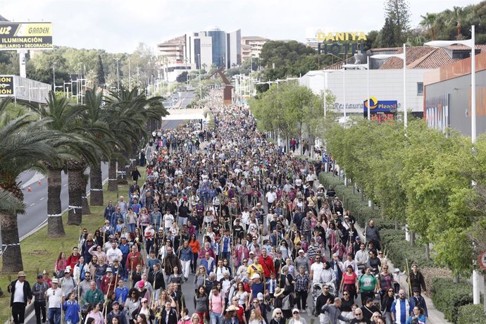 Decenas de personas participan en la Romería de la Santa Faz en Alicante, a 11 de abril de 2024.