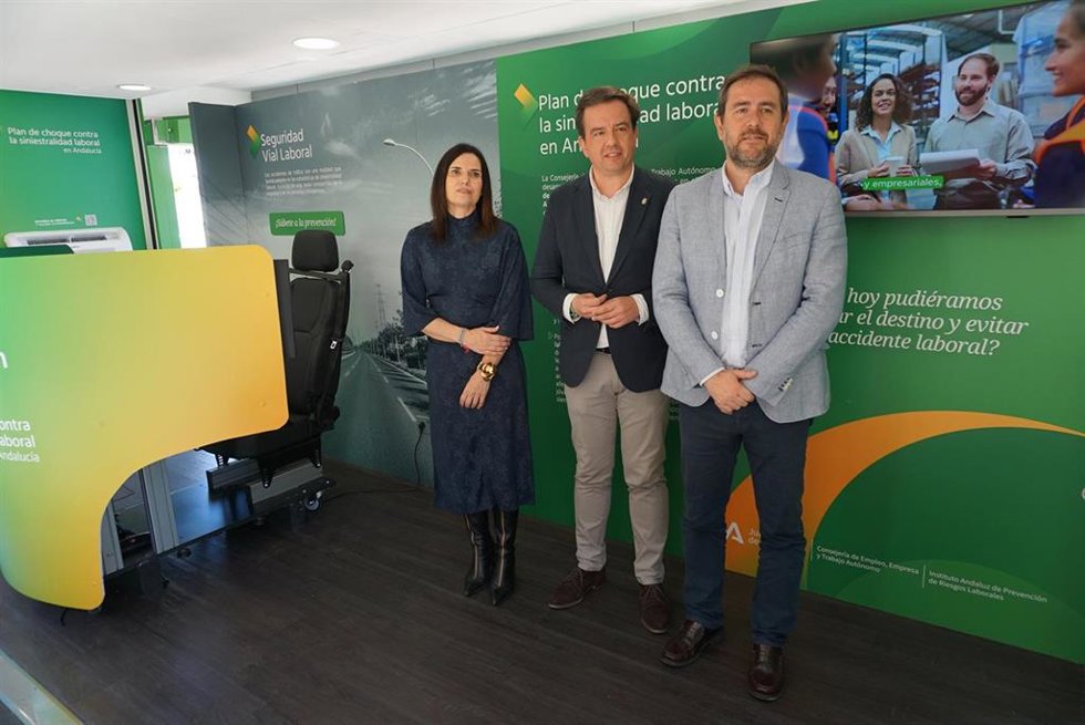 Gálvez (izda.), en su visita en Lucena a la unidad móvil de información en materia de prevención de riesgos laborales.