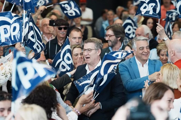 El presidente del Partido Popular, Alberto Núñez Feijóo (i), y el presidente del PP vasco y candidato del partido a Lehendakari, Javier de Andrés (d), saludan a su llegada a un acto de campaña del PP vasco, en el Palacio Euskalduna, a 14 de abril de 2024,