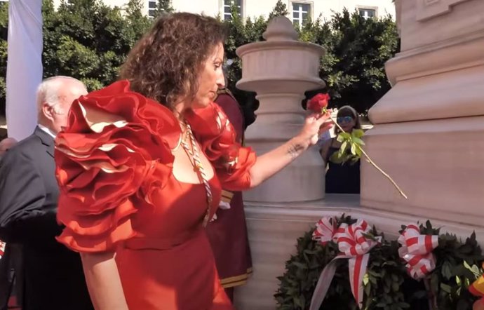 Archivo - La alcaldesa de Almería durante la ofrenda floral en el acto homenaje a Los Coloraos