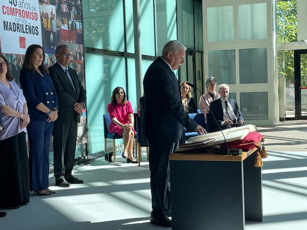 El expresidente de la Comunidad de Madrid Joaquín Leguina toma posesión como consejero de la Cámara de Cuentas regional.