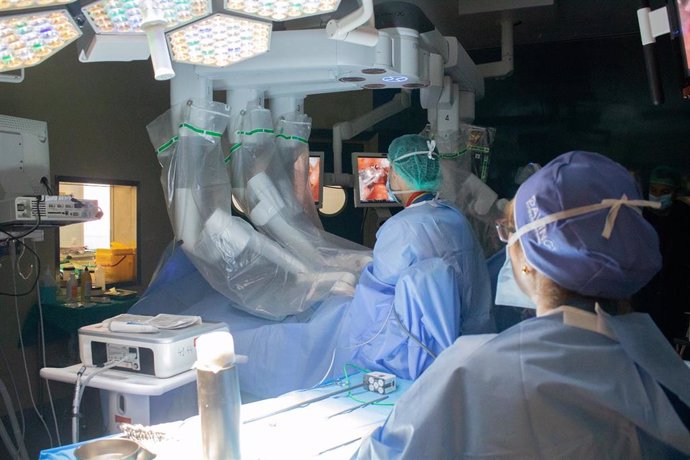 Archivo - Profesionales sanitarios en el uso de cirugía robótica en el interior de un quirófano.
