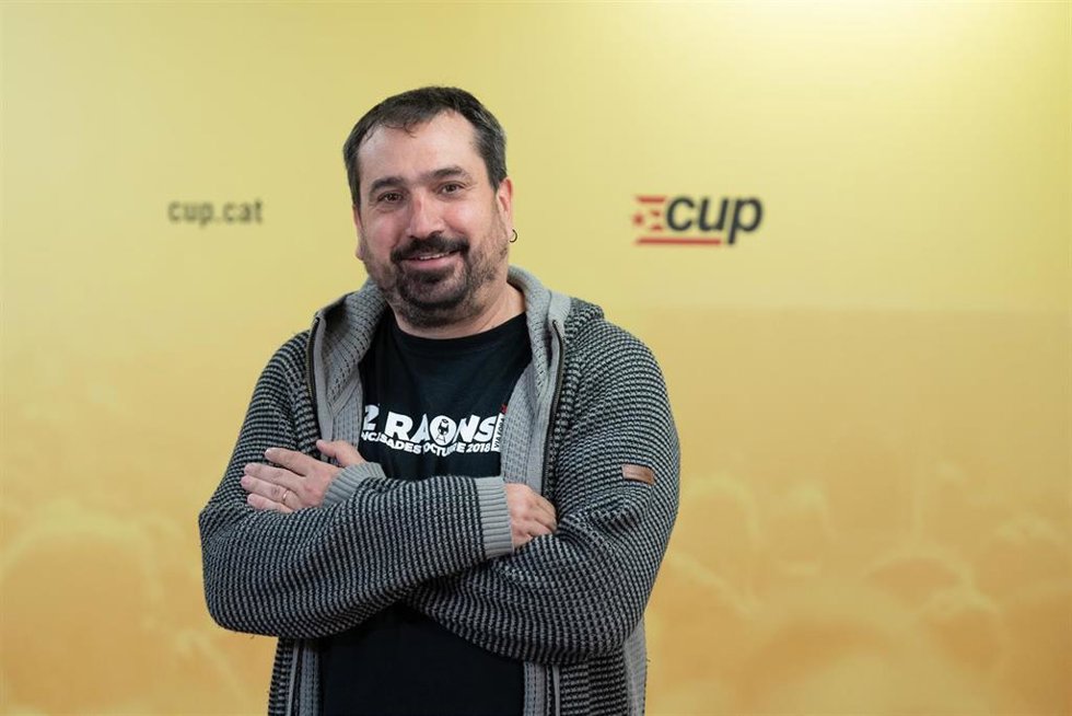 El candidato de la CUP por Girona a las elecciones catalanas, Dani Cornellá, posa tras la presentación de los candidatos a las elecciones catalanas del 12M, en la sede de la CUP, a 27 de marzo de 2024, en Barcelona, Catalunya (España).