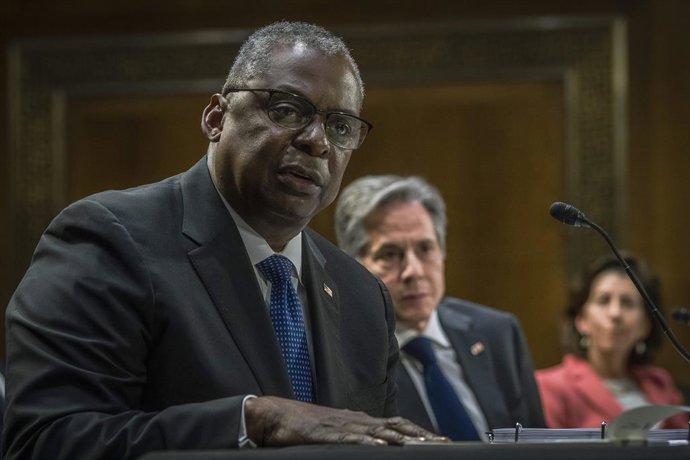 Archivo - May 16, 2023, Arlington, VA, United States of America: U.S. Secretary of Defense Lloyd Austin III, left, smiles during testimony at the Senate Appropriations Committee hearings discussing the U.S.- China Relationship as it effects the Fiscal Y