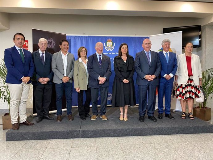 El delegado de Empleo, Empresa y Trabajo Autónomo de la Junta de Andalucía en la provincia de Cádiz, Daniel Sánchez Román, junto a otras autoridades públicas en el acto de homenaje a los 100 años de la Librería Bozano de San Fernando.