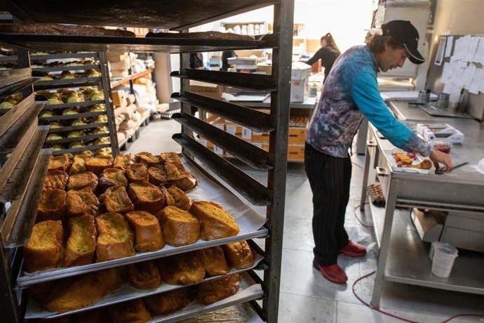 Un hombre trabaja en la elaboración de torrijas en una pastelería