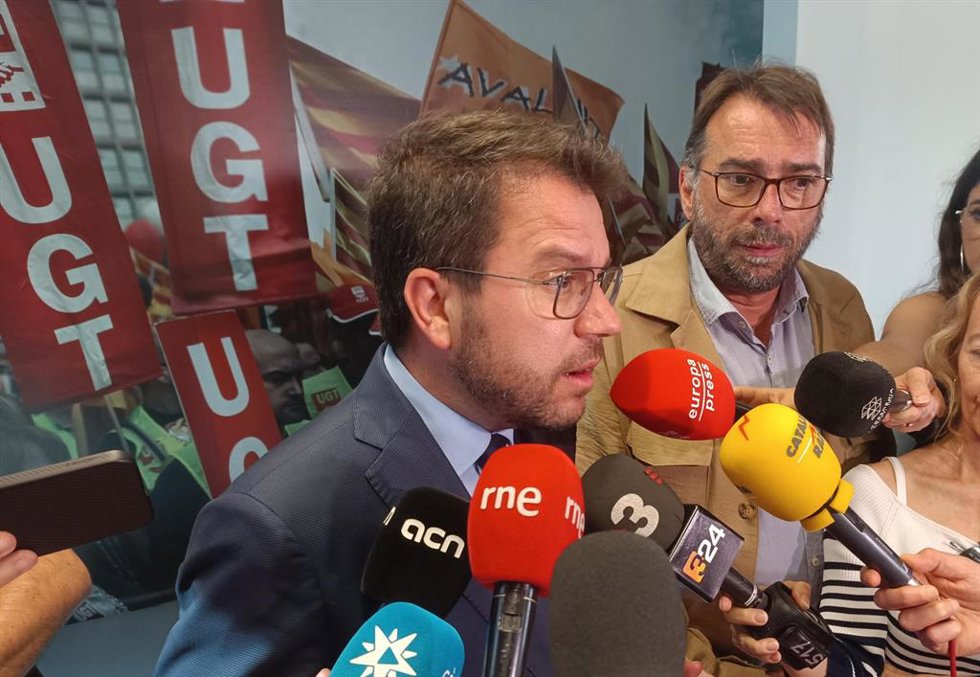 El presidente de la Generalitat y candidato de ERC a la reelección, Pere Aragons, y el secretario general de UGT de Catalunya, Camil Ros.