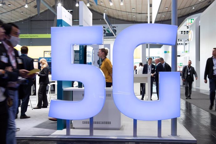 Archivo - FILED - 30 May 2022, Lower Saxony, Hanover: A 5G logo can be seen at the 2022 Hannover Messe. Photo: Friso Gentsch/dpa
