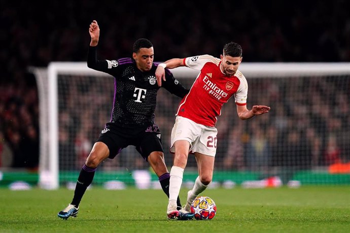 Yamal Musiala, jugador del FC Bayern, luchando por un balón con Jorginho, jugador del Arsenal.