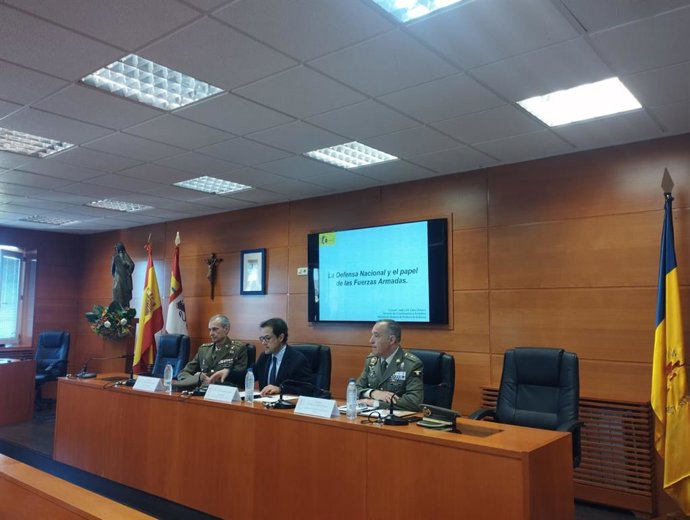 El coronel de Infantería del Ejército de Tierra, José Luis Calvo Albero, en la conferencia 'La Defensa Nacional y el papel de las Fuerzas Armadas' en el marco del I Ciclo de Conferencias 'Panorama estratégico mundial y defensa nacional' de la UCAV.
