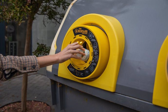 Archivo - Un aro dotado de tecnología puntera transforma el contenedor amarillo en inteligente.