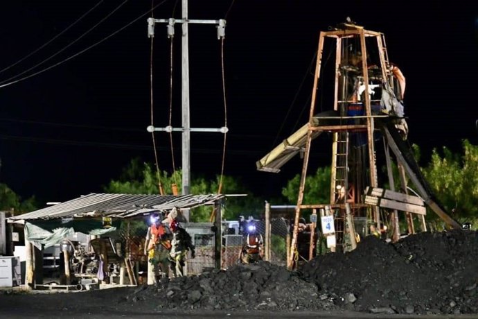 Archivo - Labores de rescate de mineros atrapados en una mina de carbón de Sabinas, Coahuila, México