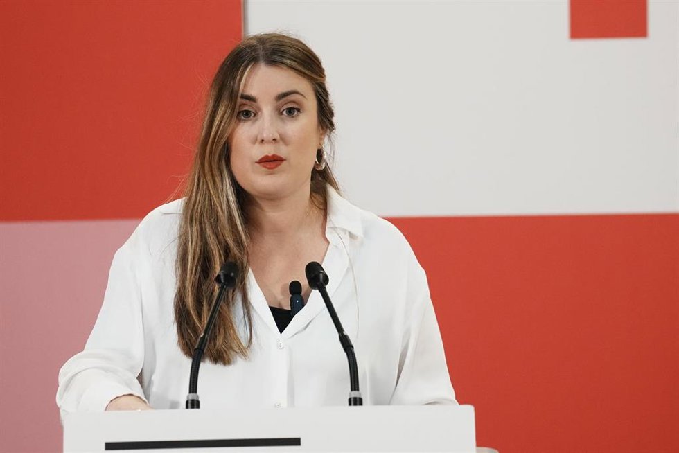 La candidata de Sumar a Lehendakari, Alba García, durante un encuentro con la ministra de Juventud e Infancia, Sira Rego, en la sede de Ezker Anitza-IU, a 27 de marzo de 2024, en Bilbao, Vizcaya, País Vasco (España). Durante el acto han tratado temas de