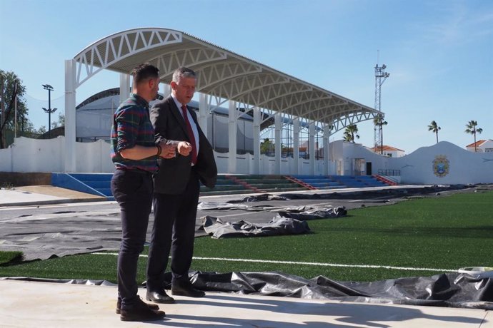 El alcalde de Palos de la Frontera, Carmelo Romero, y el concejal de Depotes, Juan Daniel Romero, visitan el avance de los trabajos del Estadio Municipal de Fútbol 'Los Príncipes'.