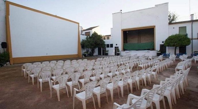 Archivo - Patio de butacas y pantalla del cine de verano Coliseo.