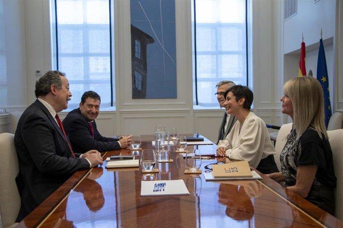 La ministra de Vivienda y Agenda Urbana, Isabel Rodríguez, durante un encuentro con los representantes de la Confederación Española de Asociaciones de Fabricantes de Productos de Construcción (Cepco). En Madrid, a 16 de abril de 2024.