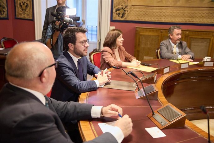 Archivo - (I-D) El delegado de la Generalitat de Catalunya en Madrid, Joan Capdevila; el presidente de la Generalitat de Cataluña, Pere Aragons y la portavoz de ERC en la Cámara Alta, Sara Bailac, durante la Comisión General de las Comunidades Autónoma