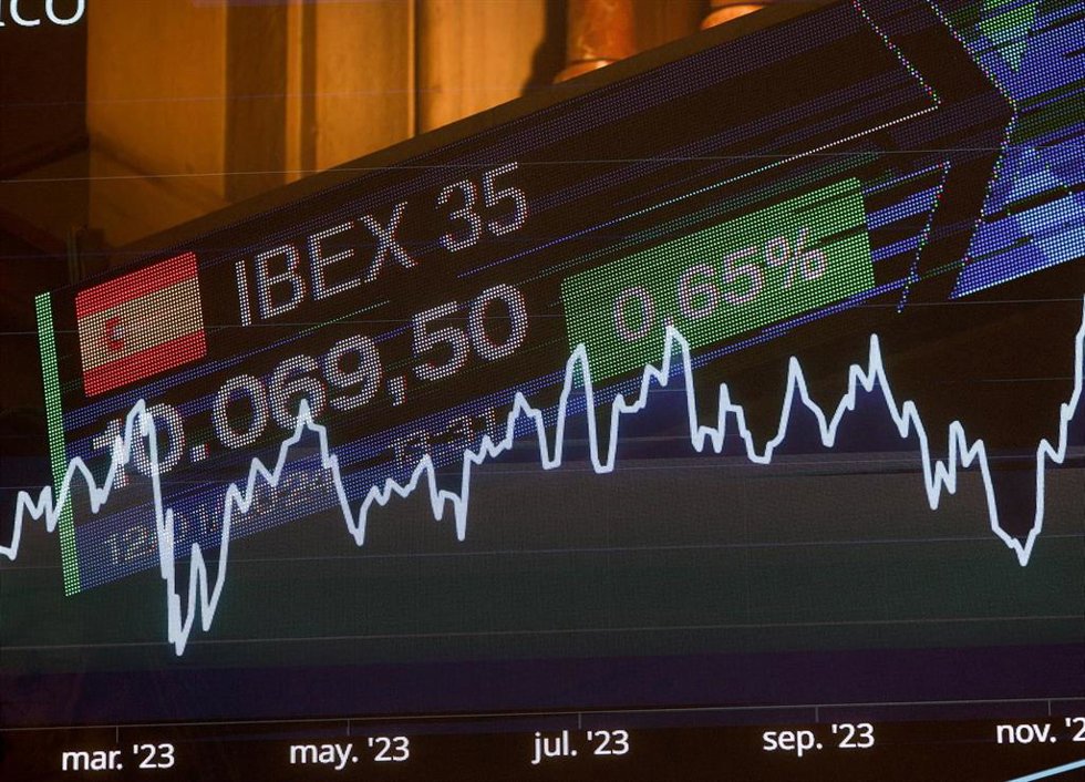 Archivo - Un panel del Ibex 35, en el Palacio de la Bolsa, a 12 de enero de 2024, en Madrid (España).
