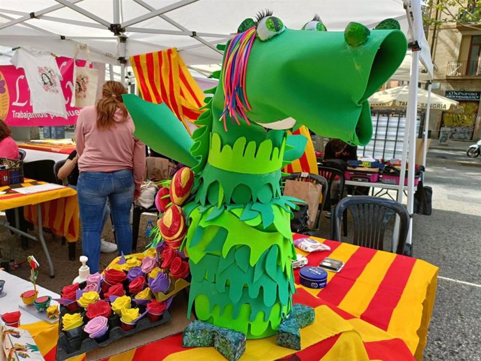 La Diada de Sant Jordi en la Rambla del Raval de Barcelona.