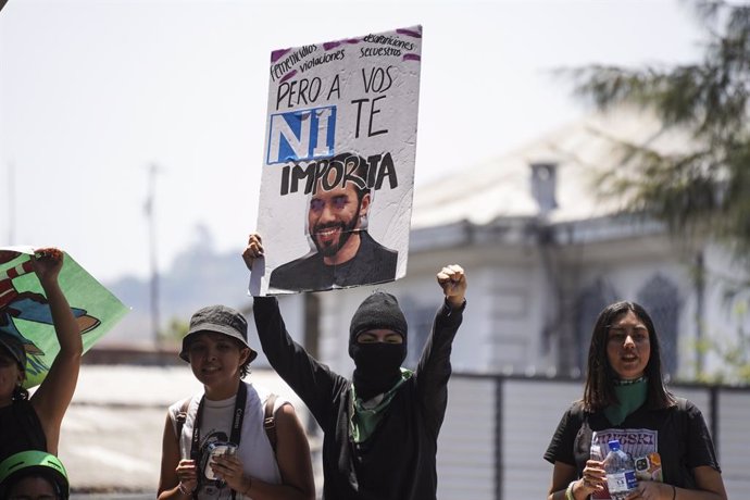 Archivo - March 9, 2024, San Salvador, El Salvador: A feminist woman holds a placard against President Nayib Bukele at a march for women's rights during the International Women's Day demonstration. Every March 8th, International Women's Day commemorates t