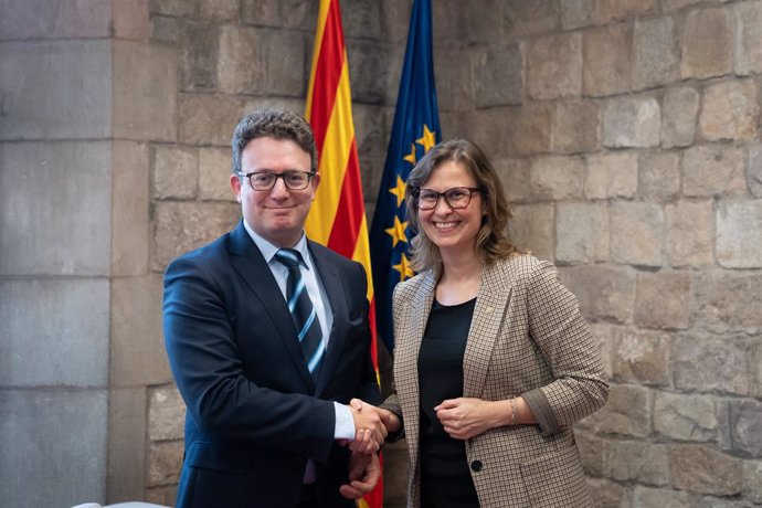 La consellera de Acción Exterior y Unión Europea de la Generalitat, Meritxell Serret, y el director de la Oficina de la CE en Barcelona, Manuel Szapiro.