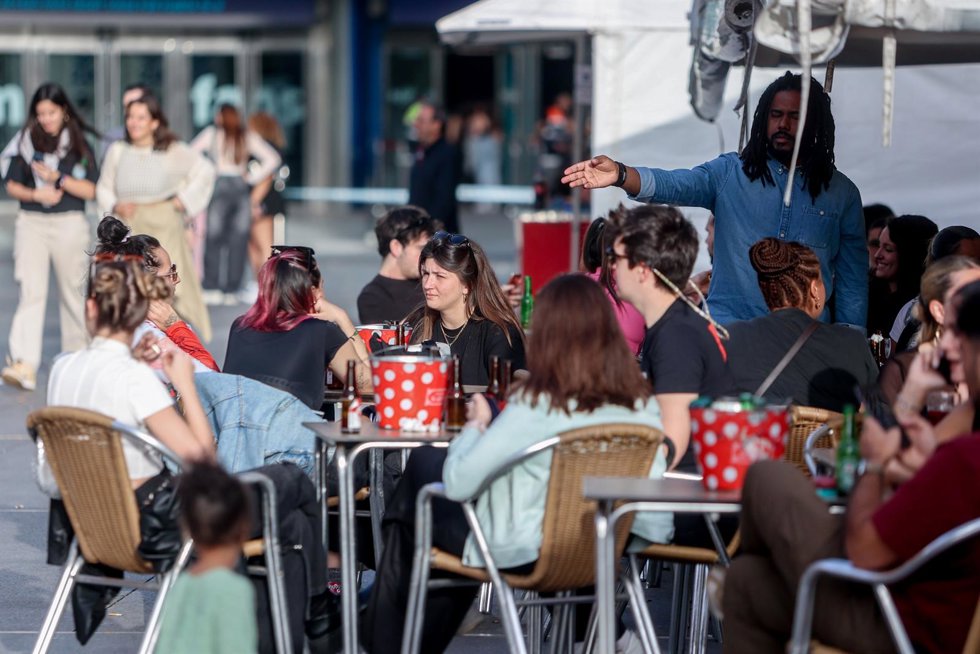 Varias personas en la terraza de un bar