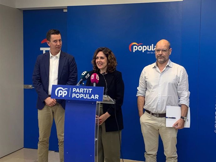 El vicesecretario de organización del PP Baleares, Pedro Álvarez, la secretaria general, Sandra Fernández, y el portavoz, Joan Rodríguez, en rueda de prensa