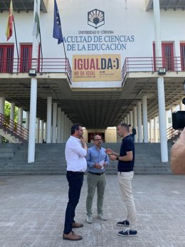 Ruiz (centro) y Ortiz (dcha.), ante la Facultad de Ciencias de la Educación.