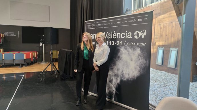 Encuentro informal entre la directora de Dansa Valncia, María José Mora, y la presidenta de la Academia de las Artes Escénicas de España, Cayetana Guillén-Cuervo,
