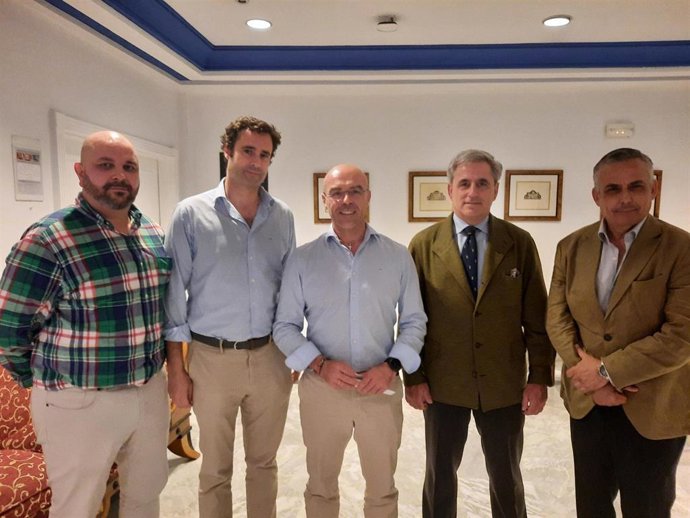 El diputado de Vox en el Parlamento Europeo Jorge Buxadé junto a otros miembros de su partido antes de participar en un acto en Mérida