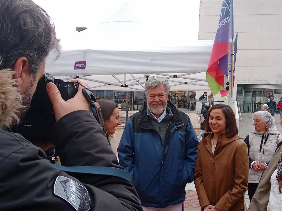 La secretaria general de Podemos, Ione Belarra, junto al candidato de Elkarrekin por Álava, Juantxo López de Uralde