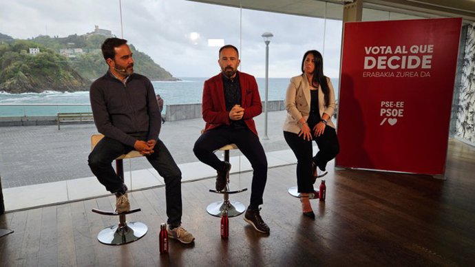 El consejero de Turismo, Comercio y Consumo, Javier Hurtado, el cabeza de lista del PSE por Gipuzkoa, Denis Itxaso, y la diputada foral de Movilidad y Turismo de Gipuzkoa, Azahara Domínguez, en un acto en San Sebastián