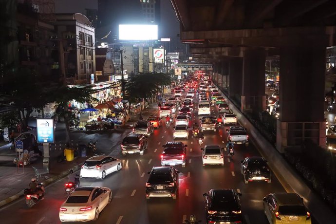 Archivo - December 3, 2021, Bangkok, Thailand: Heavy traffic on Borommaratchachonnani Road (National Highway No. 338) because people return to their hometown on Friday evening of a long holiday on the occasion of King Rama IX's birthday and National Day.
