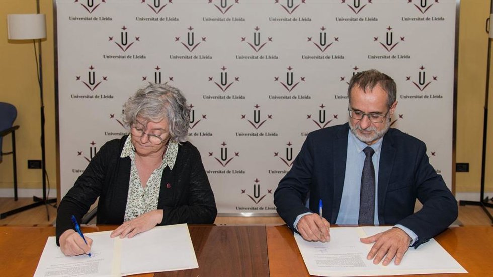 La vicerectora de Investigación de la UdL, Natlia Alonso y el director de RTVE Catalunya, Esteve Crespo.